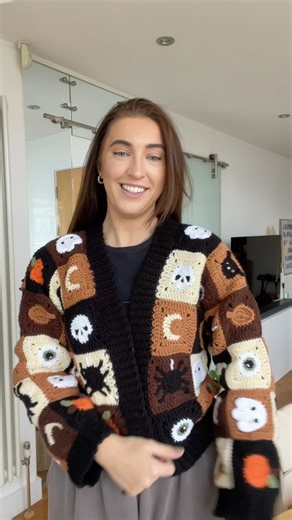 The Halloween Cardigan crochet pattern is now available for everyone on the link in my bio 🧡
