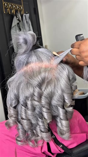 Here are a few tips to keep gray hair gray and not turning yellow when you add heat 👀✨ I finally perfected the formula! First, use Pravana Vivid Silver — but WATCH IT closely. If you leave it on too long, it will turn the hair super silver. Apply carefully and rinse on time. Right after, follow up with the Olaplex purple conditioner. Babyyyy this conditioner is magic in a bottle 💜✨ It knocks out all the brassiness and keeps your gray hair looking clean and luxe — just don’t leave it on too lon
