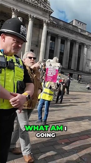 Megaphone Man shuts down the fascists 🇬🇧 #ukpolitics #portsmouth #migrantcrisis #megaphone
