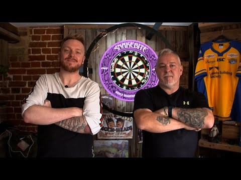 ‪@jaack‬ receives a darts coaching session with Peter Wright ahead of his match against Pieface!
