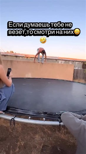 @primi.reshenie on Instagram: "日本は圧電タイルでステップを電気に変えます。 これらのタイルは、あなたのステップから運動エネルギーをキャプチャします。 歩くとき、あなたの重量および動きはタイルの圧力を作成する。 タイルはわずかに曲がり、機械的ストレスを引き起こします。 タイルの中の圧電気材料は電気エネルギーにこの電圧を変える。 各ステップは小さい充満を発生させ、何百万のステップは一緒にLEDライト、デジタル表示装置およびセンサーを誘発する十分な力を作り出す。 渋谷駅のような忙しい場所では、一日あたり約2.4万歩がこのシステムに貢献しています。 電気はすぐに貯蔵または使用され、伝統的なエネルギー源への依存を減らし、持続可能な都市インフラを維持します。 この方法は、日常の動きを実用的な再生可能エネルギー源に変換します。"