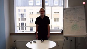 Roboter Cozmo mit künstlicher Intelligenz lernt menschliche Umgangsformen