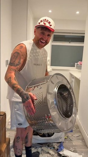 I hid inside the washing machine 🤣👀