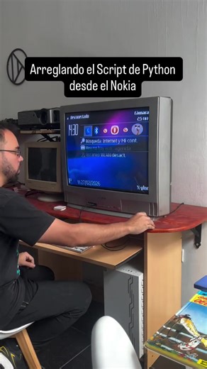 Había un error en el Scrip de Python que por suerte descubrí a tiempo. Mi idea era sacar fotos de edificios… pero resulta que las fotos en el exterior estaban saliendo blancas (con una sobre exposición). Por suerte al ser un script… no necesitas una pc para arreglarlo!. Con tener la documentación de Python (pys60) a mano y un editor de código, podrías arreglarlo en la calle. En este caso lo arregle con un teclado y un televisor porque llama más o atención que si lo hago directo desde el Nokia. #