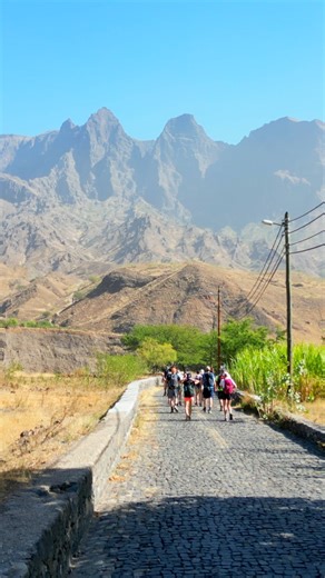 Au large du Sénégal, perdu au cœur de l’Atlantique, le Cap-Vert dévoile un ailleurs métissé entre Afrique, Brésil et Europe. Ici, les laves noires côtoient des vallées luxuriantes, les falaises plongent dans l’océan et chaque île raconte une histoire différente, portée par l’accueil incroyablement chaleureux des Capverdiens. 🇨🇻 De Santo Antão, paradis des randonneurs avec ses vallées en terrasses et ses villages hors du temps, à Fogo et son volcan aux paysages lunaires, en passant par Mindelo,