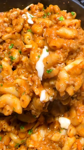 RECIPE: https://avirtualvegan.com/vegan-hamburger-helper/ Vegan Hamburger Helper is a one-pot, super easy, 25-minute recipe that the whole family will love. It's "meaty", cheesy, saucy and SO good! | A Virtual Vegan