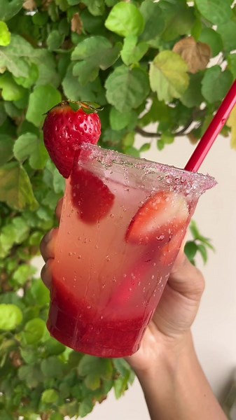La nueva integrante de nuestra familia Rosa Fresa ✨🍓 La Fresoda ☀️🍓🥵 Súper refrescante y deliciosa soda Italiana de fresa 🍓 Te esperamos en el parque principal de Ciudad Pacífica - Cali. . . . #sodadefresa #lafresoda #fresasconcrema #sodaitaliana #ciudadpacificacali #bochalemacali #fresas