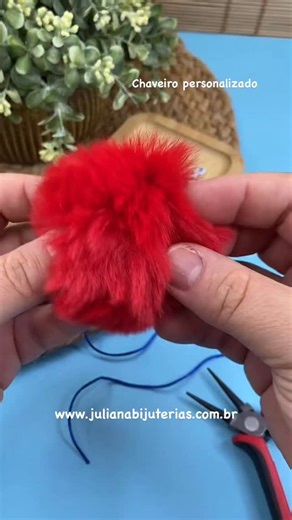 Juliana Bijuterias & Artesanato. on Instagram: "✨ Vem comigo que é fácil demais! Vem comigo personalizar um chaveiro escolar para menino, usando pompom de 7cm e aplique de Volta às Aulas 🏫💙 Olha como é simples transformar poucos materiais em um chaveiro lindo, criativo e cheio de charme 😍 Perfeito pra vender, presentear ou montar kits escolares que encantam! 👉 Pompom de 7cm 👉 Aplique escolar 👉 Montagem rápida e sem complicação Todos os materiais você encontra na Juliana Bijuterias, 📍 loja
