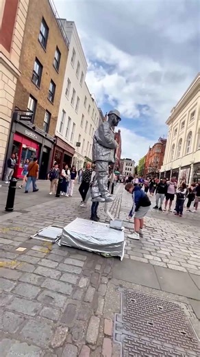 Spot on. #silvermanstatueofficial #livingstatue #levitating