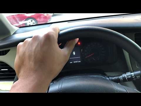 Cómo abrir la tapa del depósito de combustible del vehículo.