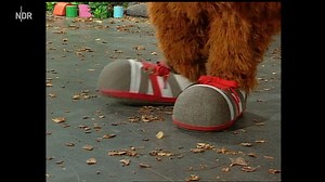 14K views · 227 reactions | Sneaker gehen ja eigentlich immer. Das sieht Samson genauso. #sneakers #samson #NDR | Sesamstraße | Facebook