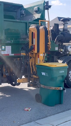 WM auto car labrie automizer on recycling in action!