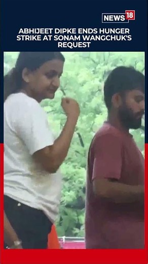 Abhijeet Dipke From CJP Ends Hunger Strike at Jantar Mantar After Sonam Wangchuk's Appeal | N18S