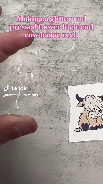 Crea tu badge reel sublimado de vaca de las Highlands