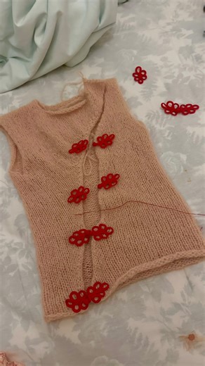 GRACE 许心 on Instagram: "part two of everything i crocheted & knit this year!! sad i can't show all the pieces i made for friends though 🙂‍↔️ #crochet #knitting"