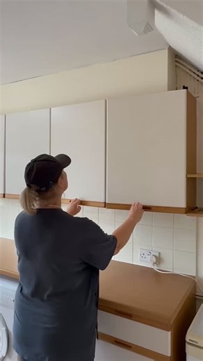 33K views · 688 reactions | Kitchen makeover on a budget This kitchen needs replacing and that’s exactly what my brother and sister-in-law will be doing one day. But for the time being it’s needs a glow up to make it feel more modern. #kitchenbeforeandafter #budgetfriendly #temporyfix | DIY Mum | Facebook