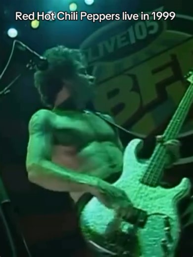 Red Hot Chili Peppers performing “Around the World” Live on the 18th of June, 1999 at the Shoreline Amphitheatre #redhotchillipeppers #rhcp #90smusic #mtv