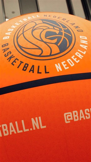 𝗪𝗘’𝗥𝗘 𝗦𝗔𝗩𝗜𝗡𝗚 𝗦𝗢𝗠𝗘 𝗦𝗘𝗔𝗧𝗦 🦁🔥 Een wedstrijd van de Orange Lions is meer dan alleen topbasketbal. Het is ook courtside vibes en celebrities spotten langs het veld 👀✨ Kom jij onze Lions in maart ook aanmoedigen? | Basketball Nederland