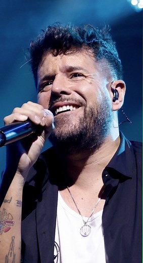 🎄 🎶 Pablo López fue el encargado de poner banda sonora al encendido de las luces de Navidad 2025 en Madrid, celebrado en la Plaza de Cibeles el 22 de noviembre. La ceremonia, que reunió a más de 150.000 asistentes, combinó un espectacular videomapping sobre el Palacio de Cibeles y música en directo, ofreciendo una experiencia visual y emocional única. La actuación de Pablo López, en la que interpretó varios de sus temas más conocidos, marcó el inicio de la temporada navideña y fue acompañada d