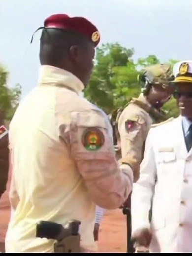 Le capitaine Ibrahim traoré un important lot de matériel stratégique a été remis à FasoMêbo