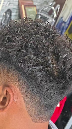 #ดัดผมชาย....เป็นอีกทรง ที่ดูแลง่าย เพิ่มเนื้อผมทำให้ดูผมหนาขึ้น 📱นัดเวลาก่อนใช้บริการโทร 080-5458817 #ร้านเสริมสวยนาหม่อม #ดัดผมชาย #ดัดผมนาหม่อม #ยืดโคนดัดปลายนาหม่อม