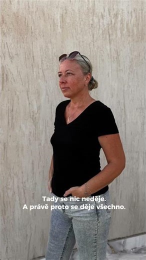 Tady se nic neděje. A právě proto se děje všechno.