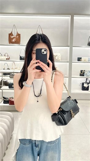 hayai_store 潮流代購🗯 on Instagram: "小Ck夏季新品✨流浪包升級了 #原廠真的很懂你要什麼😍 Charles & keith 小Ck 流浪包2.0 這咖2.0真的太細節了 鏈條設計＋側邊小口袋 背上瞬間氣場全開，時髦又可愛 三個顏色瞬間選不出來了😮‍💨😮‍💨 #留言快速傳送價格 留言若沒收到訊息請查看陌生訊息匣📭 或者需要追蹤才能收到訊息🙇🏻‍♂️🙇🏻‍♀️"