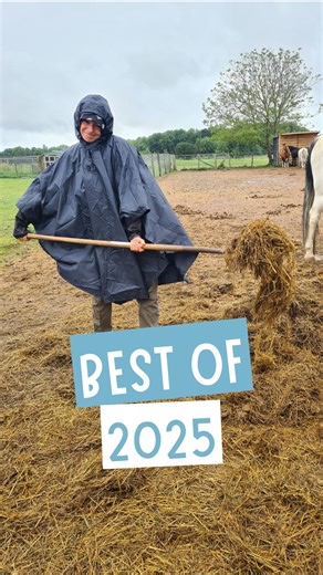 BEST OF 2025 Il est temps de tourner la page de 2025. Mais avant cela, nous avions envie de faire une pause et de partager avec vous quelques instants doux, drôles, parfois inattendus. Travailler avec des êtres vivants rend chaque journée singulière, imprévisible et, il faut bien l’avouer, parfois un peu folklorique. Tout ne se déroule pas toujours comme prévu, et c’est aussi ce qui fait la richesse de notre quotidien. Rassurez-vous… ou pas : nos plus belles gamelles n’ont pas été filmées. Nous 