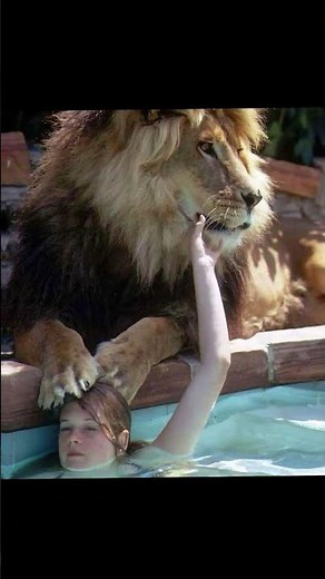 Tippi Hedren & her daughter Melanie Griffith with their 400-pound pet lion Neil