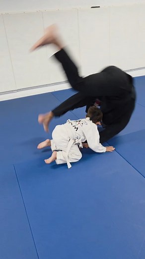 🥋 Little Ninjas: Jiu-Jitsu Benefits! Starting Brazilian Jiu-Jitsu (BJJ) young is fantastic! For 3 to 5-year-olds, it's about so much more than moves. * 🤸 Physical Development: Improves coordination, balance, and motor skills through fun, safe movements. * 🧠 Cognitive Growth: Teaches focus, following multi-step instructions, and problem-solving. * 🤝 Social & Emotional Skills: Builds confidence, promotes respect (for instructors and partners), and encourages discipline and patience in a suppor
