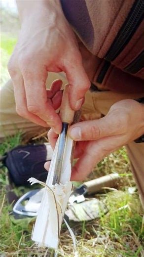 Feather Sticks & Ferro Rod Fire | Bushcraft Firestarting Technique 🔥