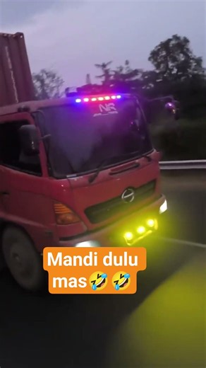 Cara Supir Truk Mandi #trukmania #trukindonesia #supirtruk #mandi