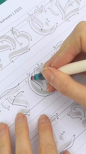 Blackletter G 🩷 a beautiful form in Fraktur script! Beginners you can separate strokes 3 & 4 in to two parts, as you get comfortable with the pen you can do it in one motion #learncalligraphy #calligraphyvideos #calligraphymasters | Elettr