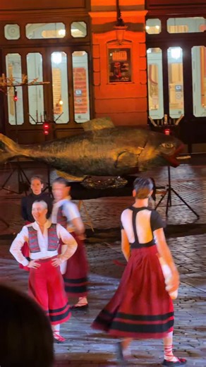 🎭✨ Carnival comes to an end in Bilbao… with Basque traditional dances. ✨ To close the celebrations, the streets fill with the rhythm of Basque dances (dantzak) — a vibrant expression of Euskadi’s cultural heritage. 💃🕺 These traditional dances, performed in groups and accompanied by live music such as the txistu and drum, are part of our living folklore🎶 A beautiful and authentic way to say goodbye to Carnival — and to experience the soul of Basque culture in motion. #Bilbao #BasqueDances #Da