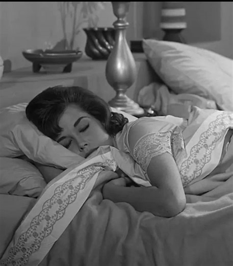 rob losing his script he spent a good 4 days on. laura— probably losing some sentimental stuff 💐 || #yume #yumeship #selfship #selfshipping #yumeshipping ||