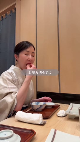 まぐろの握りは… まず倒す‼️ ＼スマートな握り鮨の食べ方／ ••••••••••••••••••••••••••• 3ステップ 台の上に置かれたら ① 鮨を横に倒し ② 倒したネタ側に醤油をつける ③ 噛み切らず一口でいただきます ••••••••••••••••••••••••••• 柑橘などが乗っていないときは 素手でも箸でも同様です🍣✨ 手首のスナップを使って 醤油が上手につけられます🥺 良かったら参考にしてみてください🌱 #鮨 #マナー #マナー講座 #美しい振る舞い #自分磨き