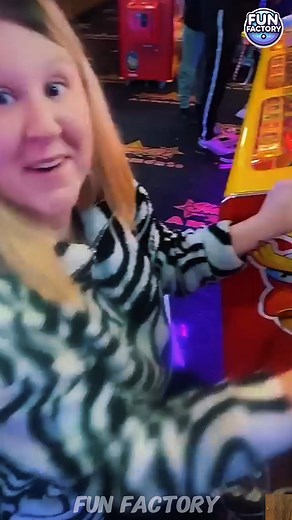 🎮 Mom's Trick Is Fooling the Machine! 😲 #Arcade 🕹️ #Shorts 🎥 #Trick 💡 #viralreelsfb | Fun Factory
