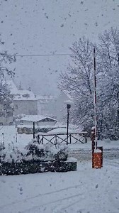 235K views · 8.4K reactions | Pescasseroli in Abruzzo poco fa sotto una spettacolare nevicata, guardate che meraviglia! Fiocchi di neve come fazzoletti.. quando nevica così non ci sono parole, è pura magia! ️️️❄️ Video di Massimo Meteo Abruzzo #montagna #appennini #neve #pescasseroli #abruzzo #primavera | Passione Neve & Montagna | Facebook