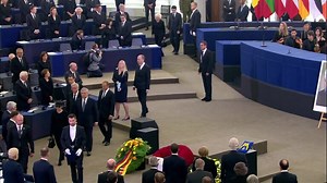 European Ceremony of Honour for Helmut KOHL: Funeral march - Entrance of the coffin carried by eight members of the Wachbataillon der Bundeswehr (11:10 - 11:17) - Multimedia Centre