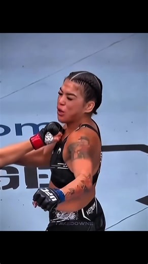 This is how you should deal with awkward moments #mma