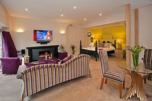 Sweetheart Suite with Hot Tub and Spa Bathroom | Windermere Boutique Hotel