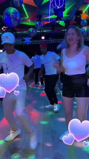 1.1K views | Qu'est-ce que la danse en ligne ? La danse en ligne est une pratique courante depuis les années 1960, qui consiste à danser sur des rythmes de rock, rumba, charleston, mambo, valse, tango, slow, chaNchaNcha, reggae, disco, samba, sur des chorégraphies précises, en ligne et sans partenaire. Danse Avec Moi  | Danse Avec Moi | Facebook