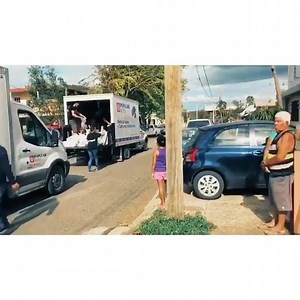 Gracias a Ricky Martin Foundation y a su equipo de voluntarios por su trabajo de amor llevando alimento a nuestros hermanos puertorriqueños. Los admiro. Y por supuesto, GRACIAS a todos ustedes por sus donaciones. Con tu ayuda podemos llegar a más familia. Un día a la vez. Para donaciones visite Youcaring.com/RickyMartin #PuertoRicoSeLevanta 🙏🏼🇵🇷🙏🏼 | Ricky Martin