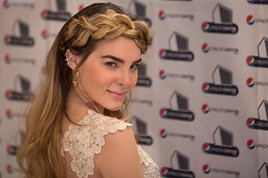 Belinda luce su bronceado al posar en bikini amarillo de hilos - La Opinión