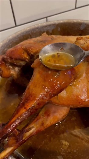 Saraja’s Kitchen!❤️ on Instagram: "Marinimi dhe pjekja e gjelit te detit per Festa ne menyren me te thjeshtë.🤤🤤 Gjeli detit ka disa menyra per pjekjen e tij, Disa e ziejne, disa i vendosin brenda qepe,etj, por mua me pelqen pergatitja e thjeshtë pasi mendoj se ne ate menyre shija e gjelit dhe e lengut te gjelit qendron me e Pandryshueshme.😊 🤤Perberesit qe do ju duhen: 100g gjalpë/butter, 1 luge gjelle kripe/1tbs salt, 1 luge çaji piper/black pepper, 1 lugë çaji nenexhik/mint, Lëng limoni/lem