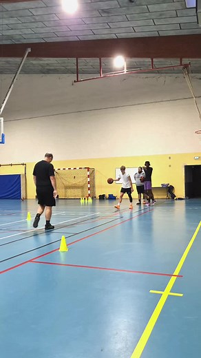 Exercice d'attaque avec le coach puis finition floater. Être prêt pour le premier match avec les séniors ce week-end 🏀💪💯. Entraînement avec les séniors du BCBH. #basketball #basket #basketballtiktok #hoops