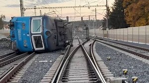 V Poříčanech vykolejil nákladní vlak. Dopravci zavedli náročná omezení provozu