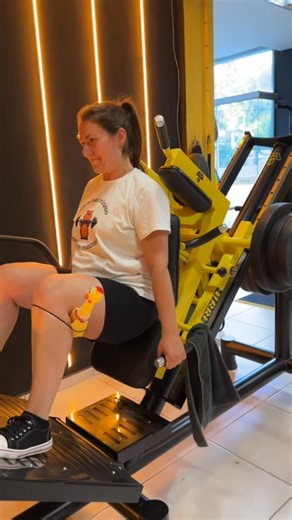 Kimberli Vidi on Instagram: "um método inovador pra testar a amplitude da galera 😎🐔 e deu bom, viu?! 😂"