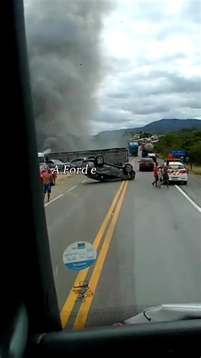 Quando gigantes se unem, não é amizade, é leitura fria de mercado. Ford e Renault só sentaram à mesma mesa porque entenderam que o jogo mudou e mudou rápido. A BYD entrou na Europa fazendo o que poucos tiveram coragem: preço agressivo, eficiência absurda e escala global. Resultado? Empresas tradicionais, cheias de história, começaram a perder espaço, relevância e valor. A Ford perdeu metade do mercado europeu em poucos anos e a Renault já vinha fragilizada. Separadas, o caminho era a irrelevânci