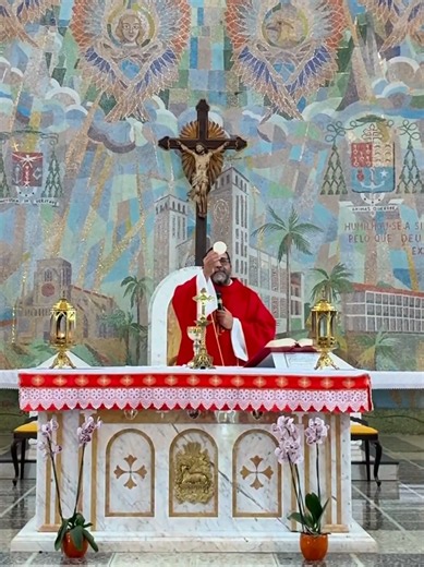 Contempler l'Eucharistie : paix et refuge dans le silence de l'autel